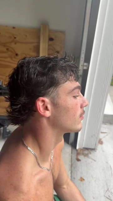Side profile of a textured mullet with closely tapered sides